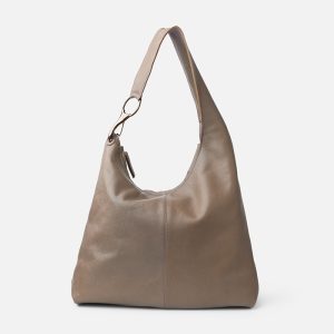 Bolso de piel con mosquetón en el asa