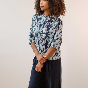 Blusa con estampado de manchas