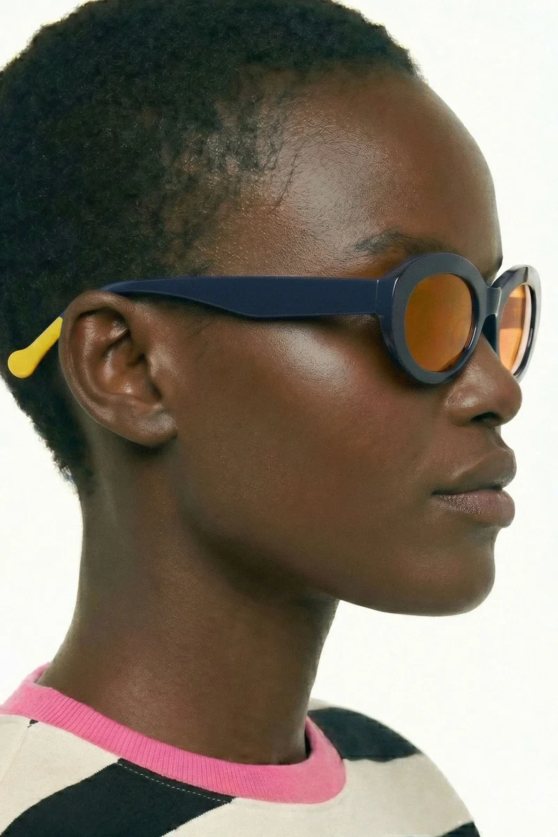 Gafas azul marino con punta patillas multicolor rosa y amarillo - Imagen 3