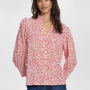 Blusa blanca con flores rojas