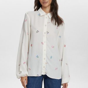 Blusa blanca con flores bordadas