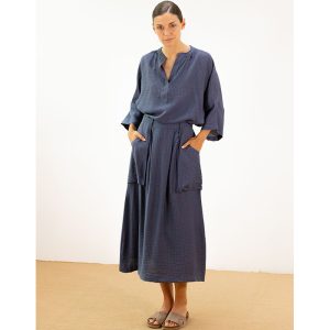 Falda midi azul bolsillos