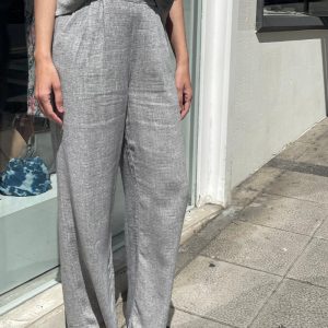 Pantalón con pequeño estampado