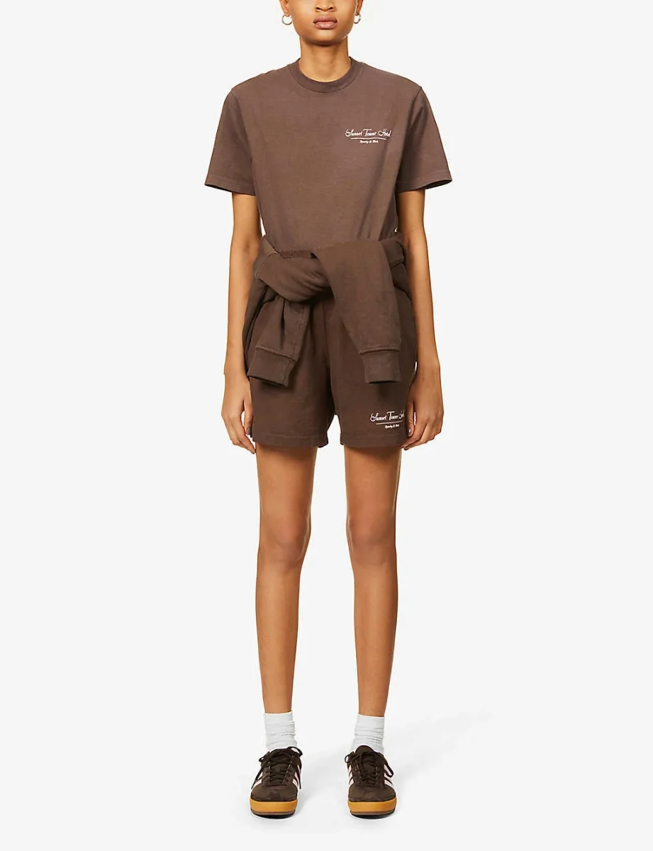SPORTY & RICH Sunset Tower Hotel Brown Gym Shorts - Imagen 6
