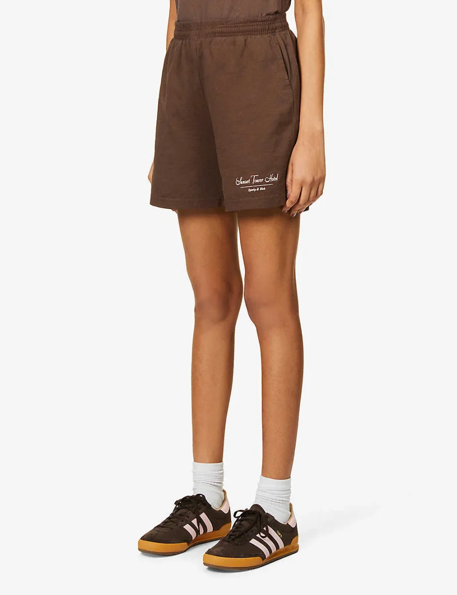 SPORTY & RICH Sunset Tower Hotel Brown Gym Shorts - Imagen 5