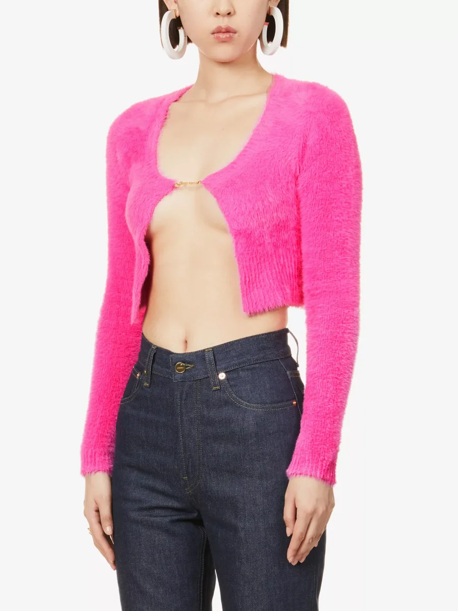 JACQUEMUS La Maille Neve Logo Pin Fluffy Pink Cropped Long Sleeve Top - Imagen 5