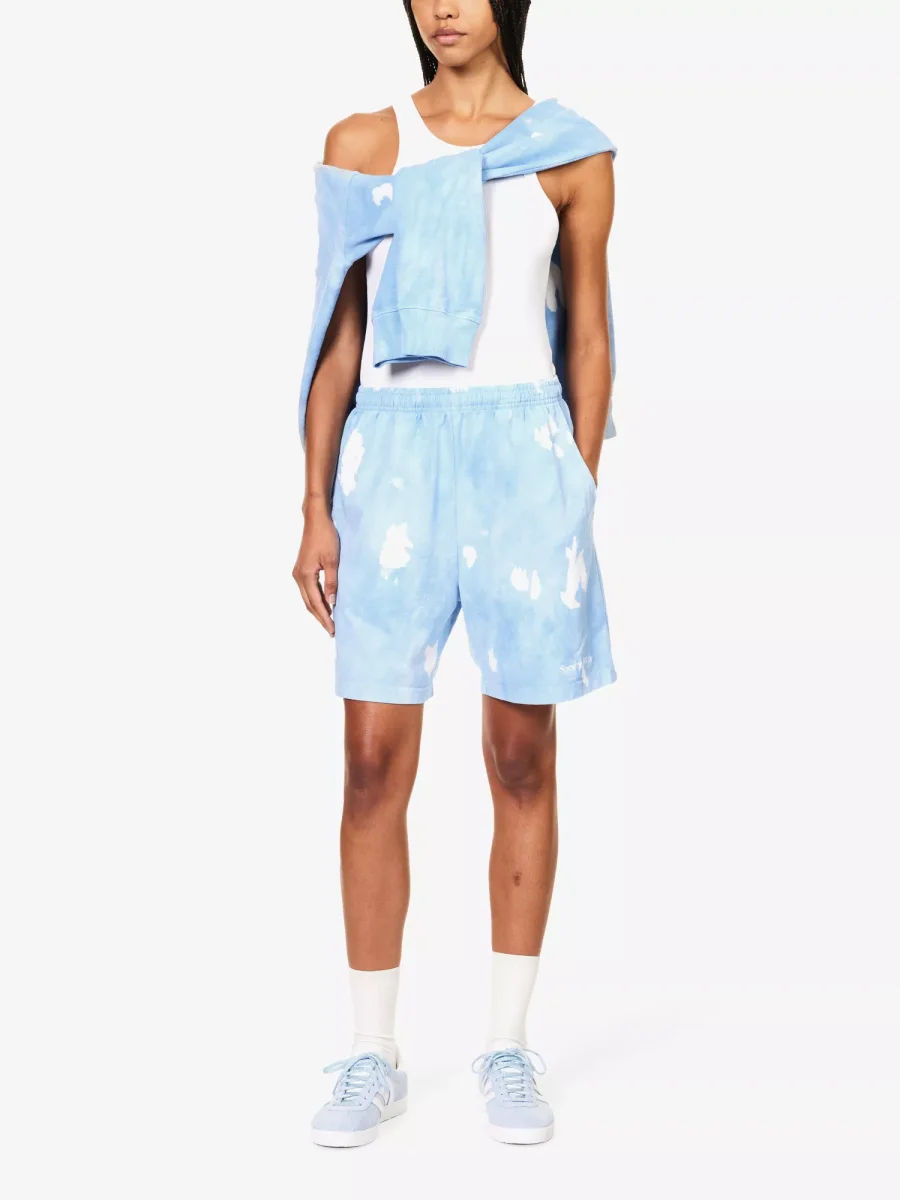 SPORTY & RICH Serif Font Logo Tie Dye Cotton Jersey Blue Shorts - Imagen 6