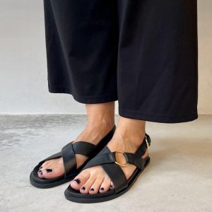 Sandalia de piel negra con aro