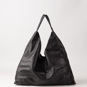 Bolso negro de piel con pespuntes laterales