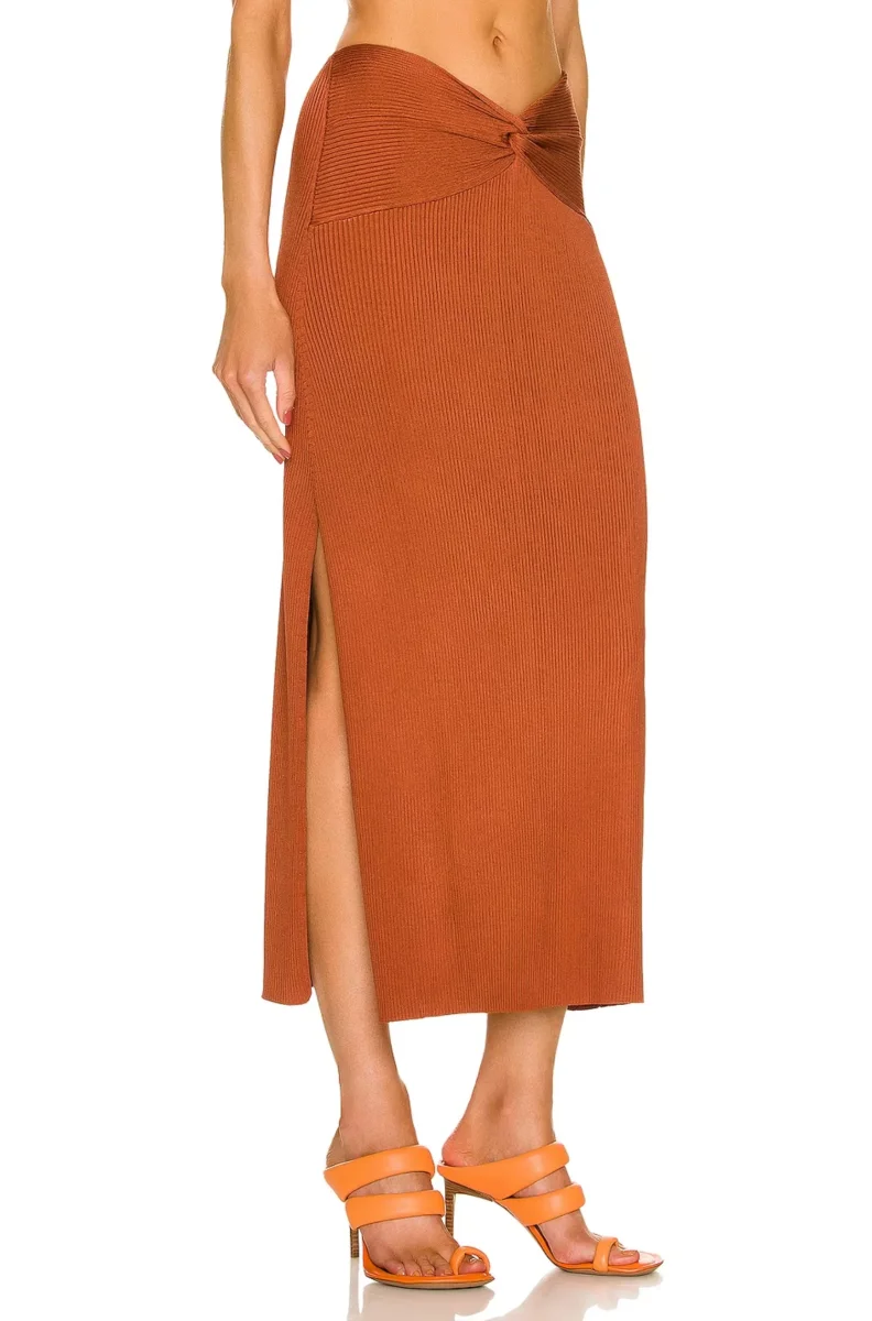 Cult Gaia Kana Ribbed Knit Twist Detail Slit Skirt in Amber - Imagen 7