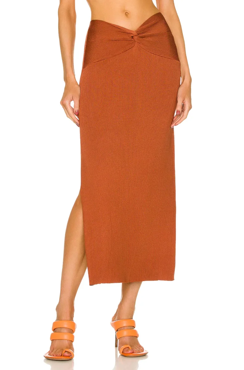 Cult Gaia Kana Ribbed Knit Twist Detail Slit Skirt in Amber - Imagen 6
