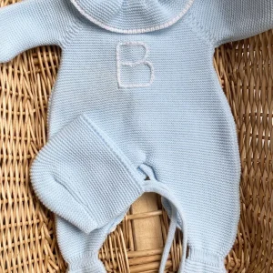 Pelele cuello inicial bordada (capota a juego opcional)