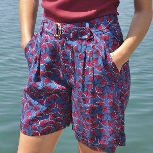 Pantalón corto estampado hojas