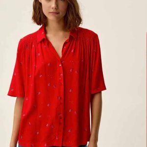 Blusa fluida roja con flores