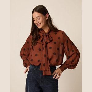 Blusa con lunares y lazada