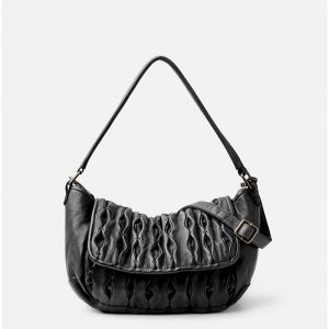 Bolso de piel negro con pliegues
