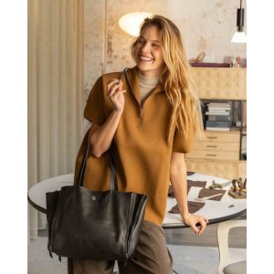 Bolso negro de piel con cremalleras laterales