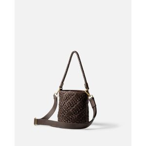 Bolso cubo trenzado de piel marrón