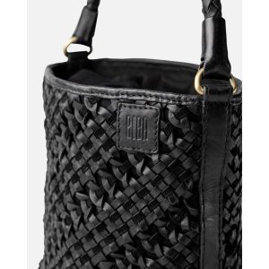Bolso cubo trenzado de piel negro
