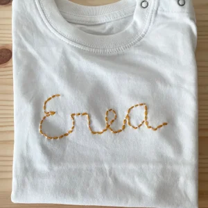 Camiseta nombre bordado
