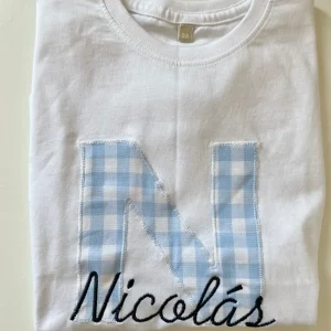 Camiseta inicial vichy y nombre bordado