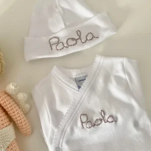 Pack recién bordado a mano body y gorrito