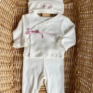 Conjunto jubón, polaina y gorrito calado trebol