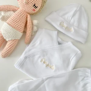 Pack nacimiento gorro nombre, body cruzado con nombre y polaina