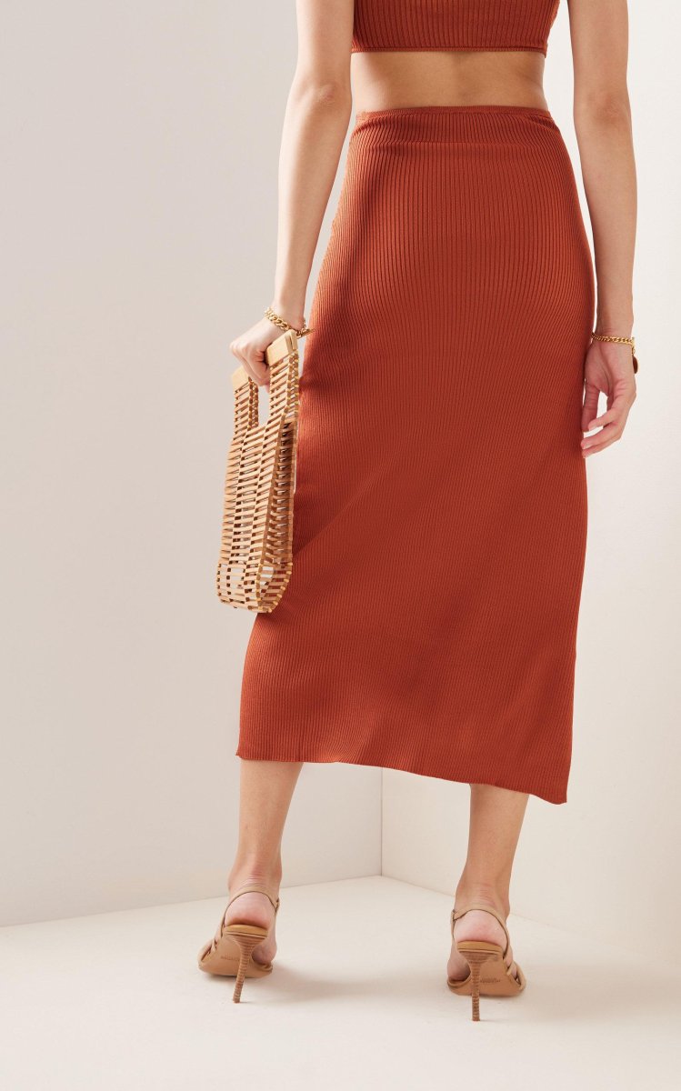 Cult Gaia Kana Ribbed Knit Twist Detail Slit Skirt in Amber - Imagen 3