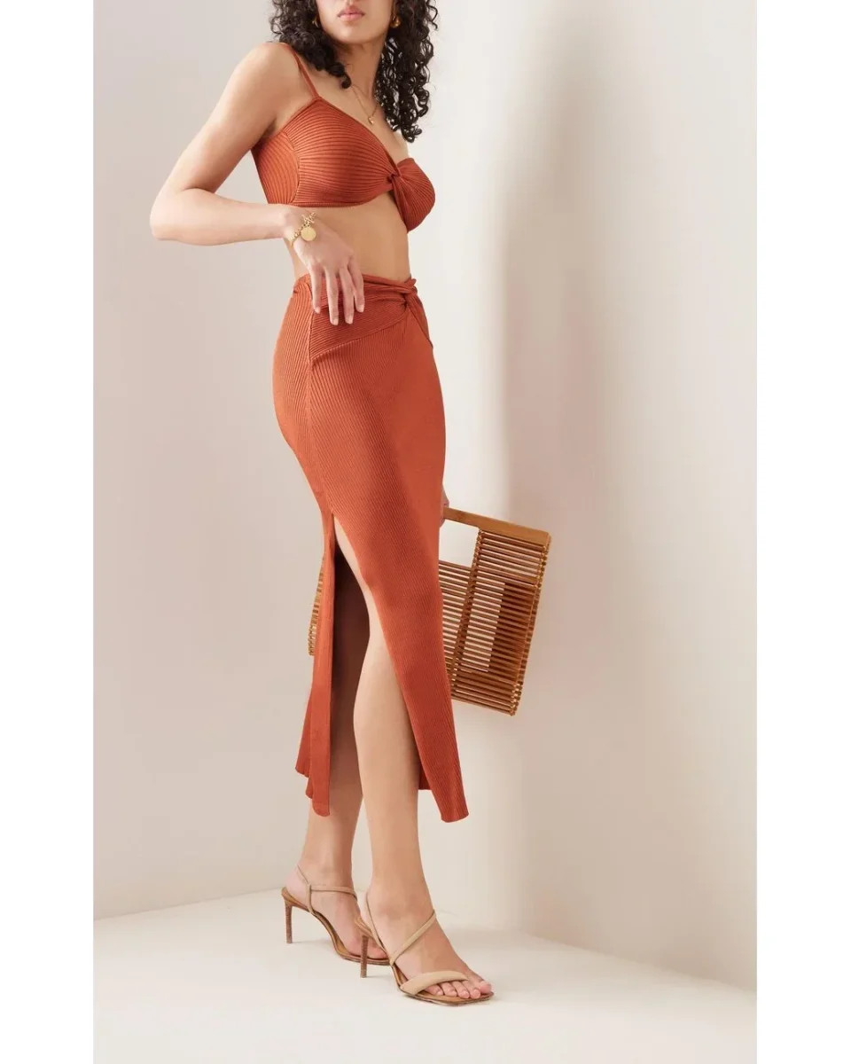 Cult Gaia Kana Ribbed Knit Twist Detail Slit Skirt in Amber - Imagen 5