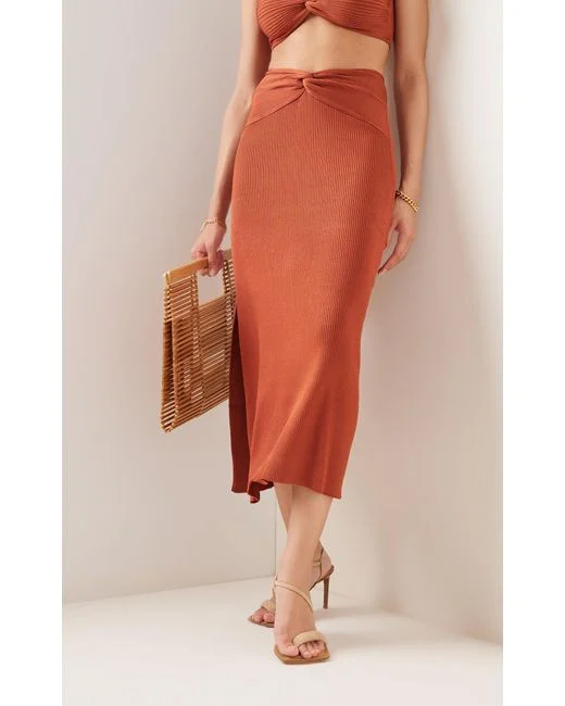 Cult Gaia Kana Ribbed Knit Twist Detail Slit Skirt in Amber - Imagen 4