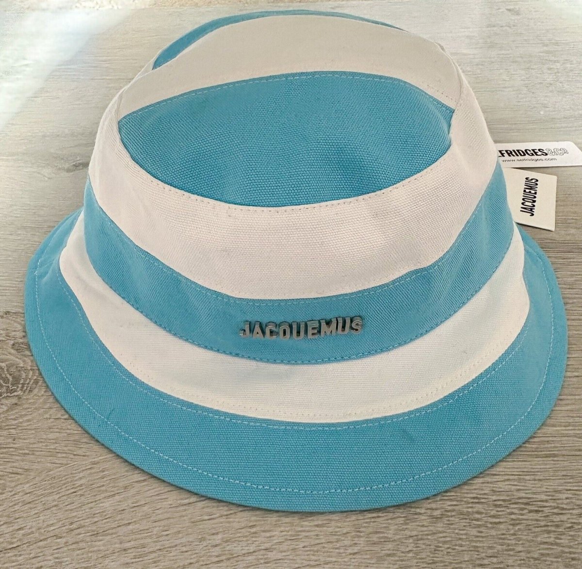 JACQUEMUS Logo Embossed Blue White Stripe Bucket Hat Le Bob Rayures - Imagen 2