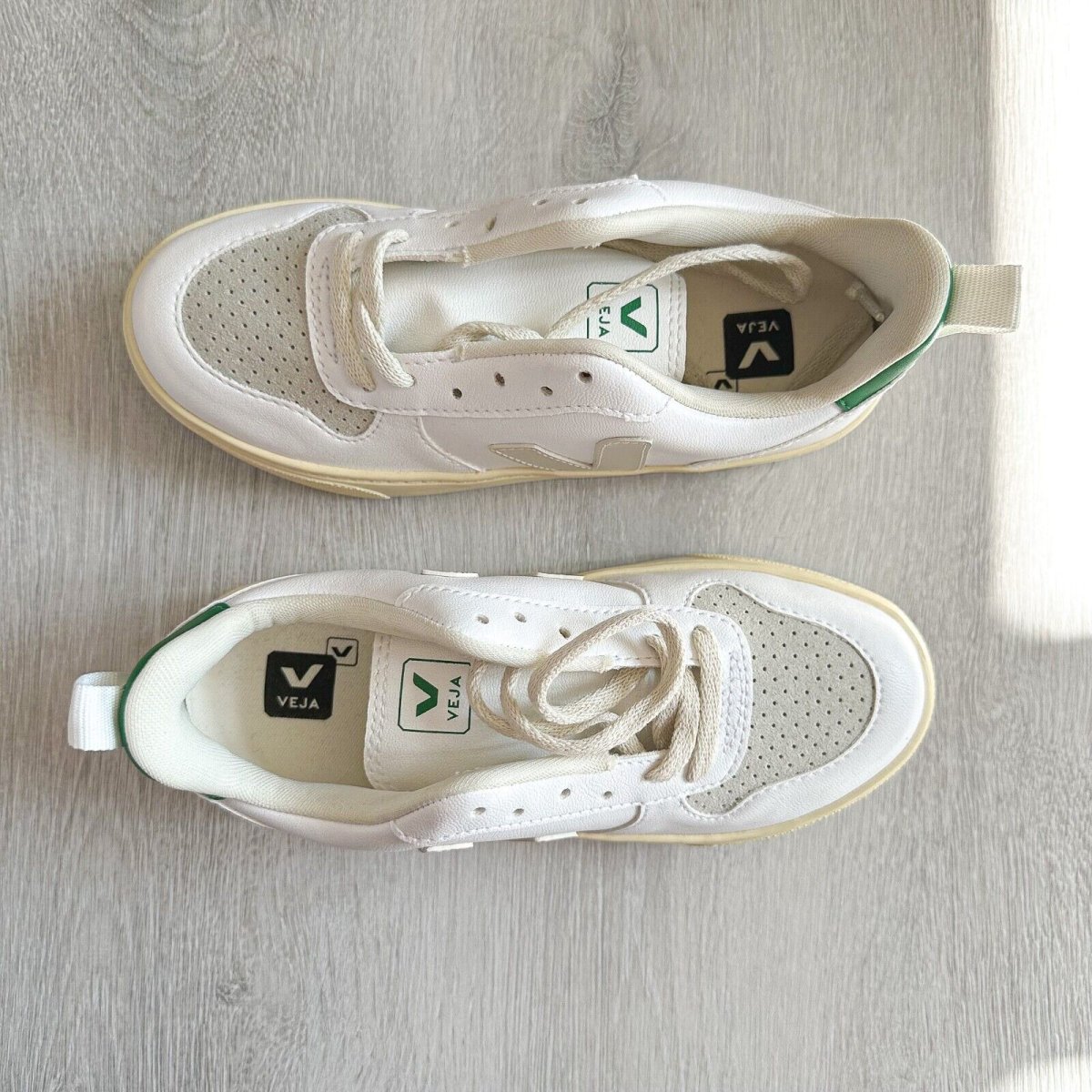 VEJA White Grey Green V Logo Trainers - Imagen 7