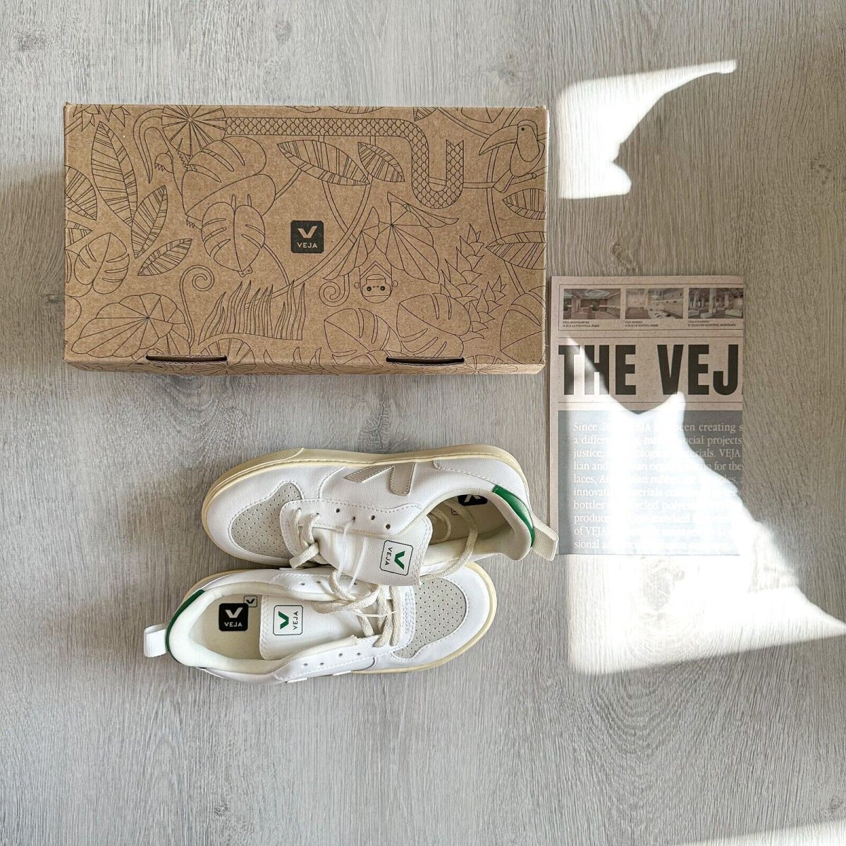 VEJA White Grey Green V Logo Trainers - Imagen 3