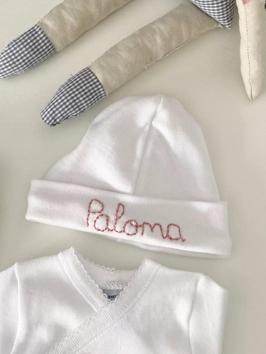 Gorro new born bordado a mano - Imagen 2