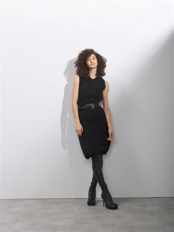 Raey Black Crinkled Silk Crepe Shift Dress - Imagen 4