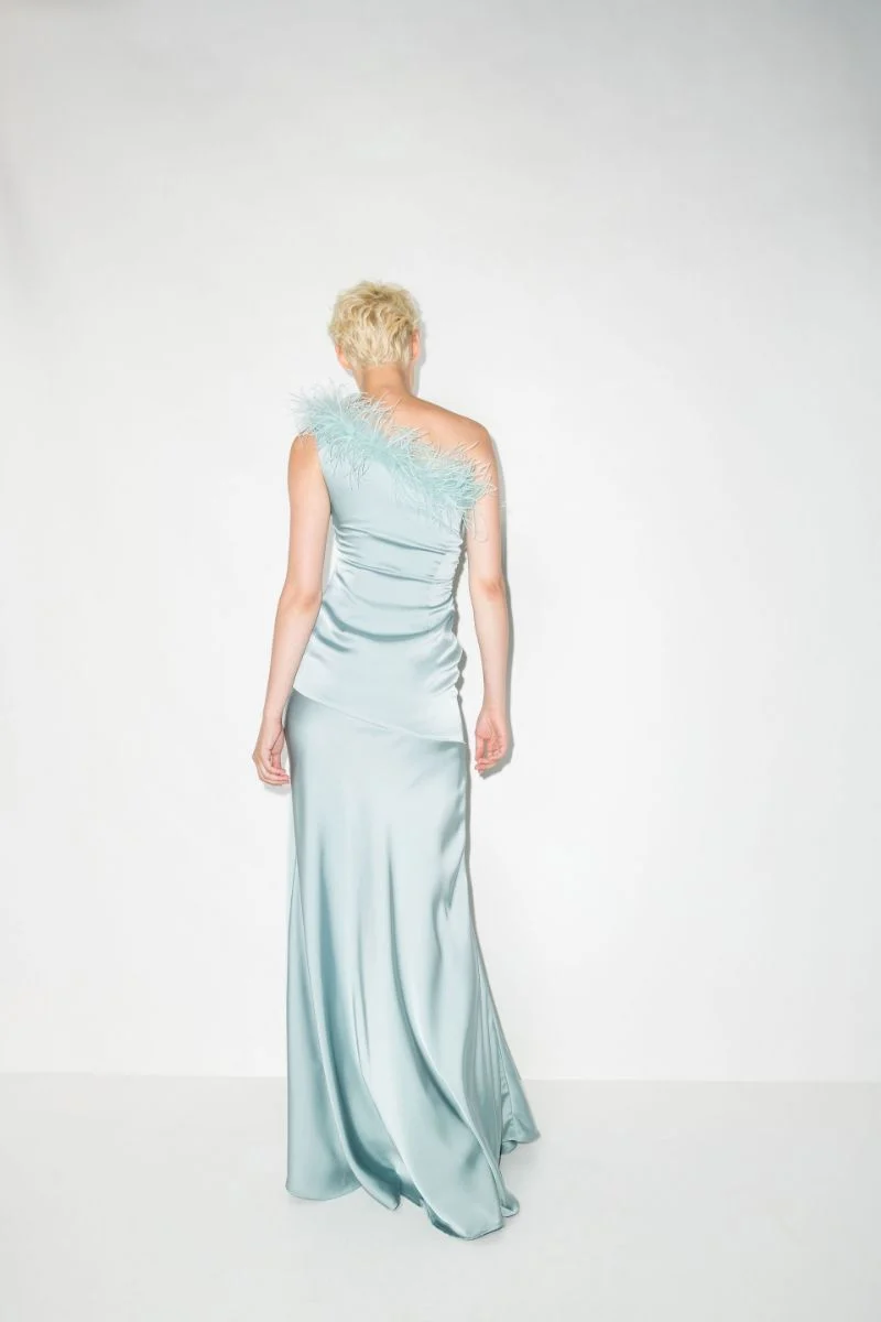 De La Vali Blue Satin Finca Feather Trim One Shoulder Gown Dress - Imagen 3
