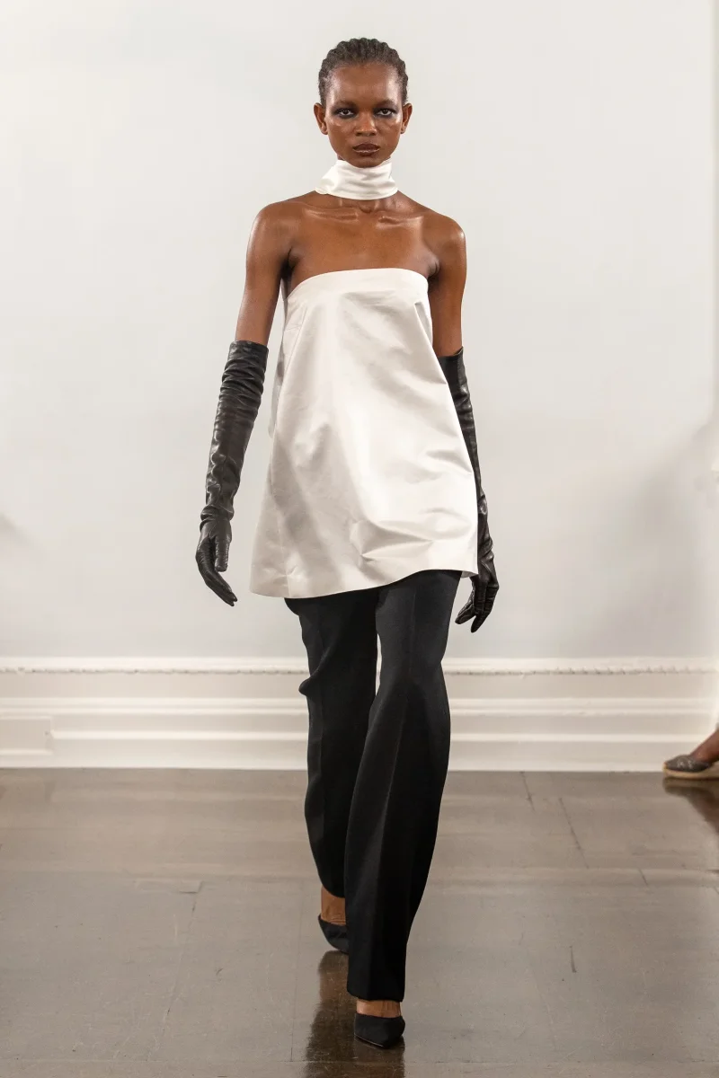 Maximilian Davis Bridal White Duchesse Sash Scarf Neck Strapless Satin Mini Dress - Imagen 2