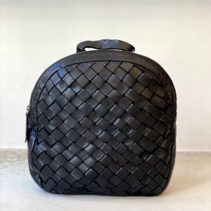 Mochila negra de piel trenzada