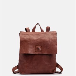Mochila marrón de piel con solapa