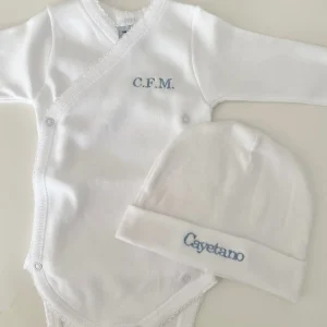 Pack nacimiento body cruzado iniciales y gorro con nombre