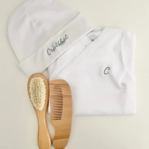 Pack body y gorro bordado con cepillo y peine madera