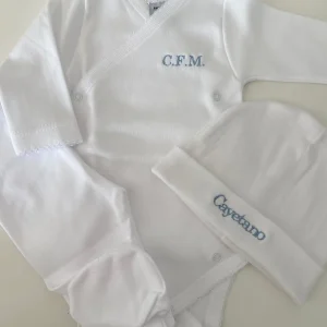 Pack nacimiento body cruzado iniciales y gorro con nombre, polaina a juego