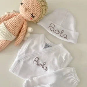 Pack recién bordado a mano body, gorrito y polaina