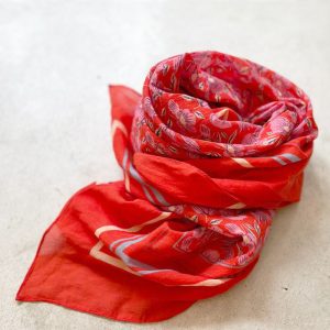 Pañuelo coral y rosa de flores estampadas