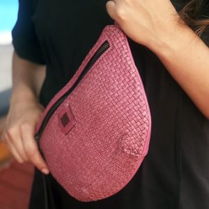 Riñonera de piel trenzada rosa