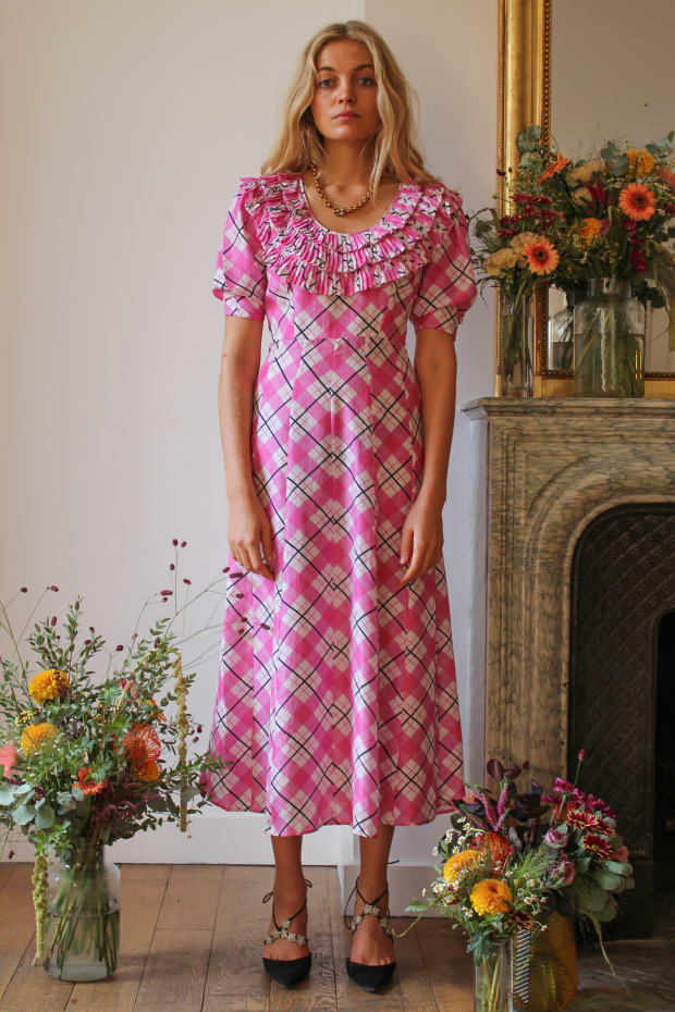 RIXO London Mariana Pink Check Print Ruffle Neck Silk Midi Dress - Imagen 7