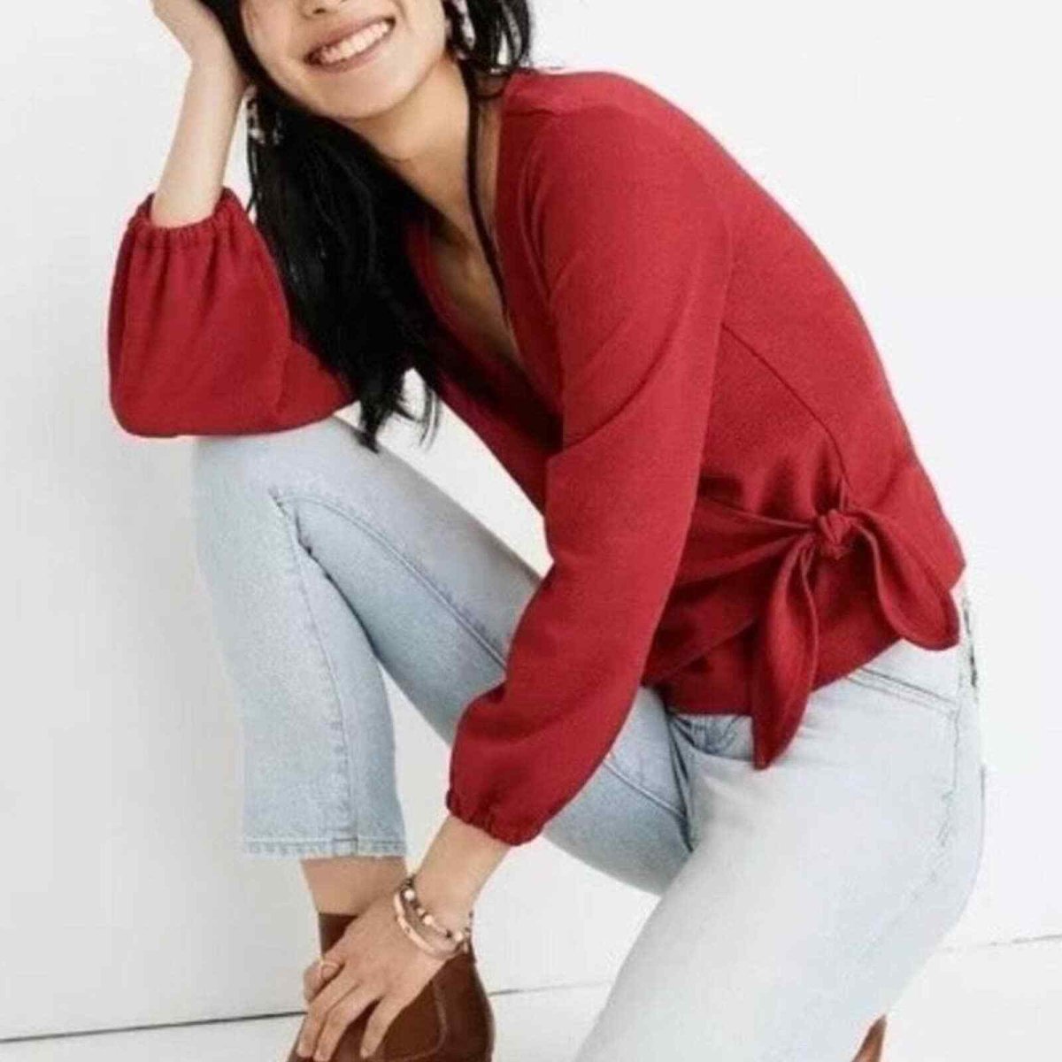 MADEWELL Texture & Thread Crossbody Wrap Top In Red Crepe - Imagen 4