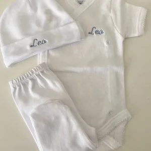 Pack nacimiento body y gorrito nombre, polaina a juego