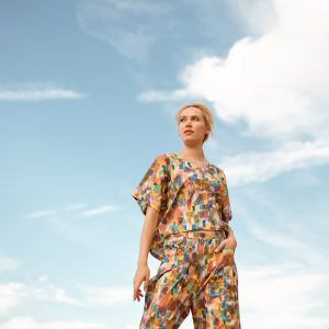 Blusa manga corta manchas colores